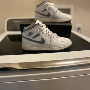 Jordan 1 mid neutral grey 6y (BARELY WORN WITH BOX)
